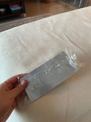 Estantería colgante dorada sin taladro