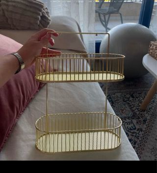 Estantería colgante dorada sin taladro