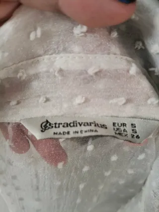 Blusa blanca transparente con topos