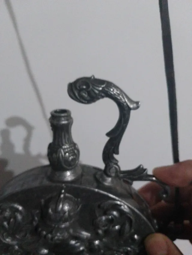 Polvorera militar peltre antigua con escudo