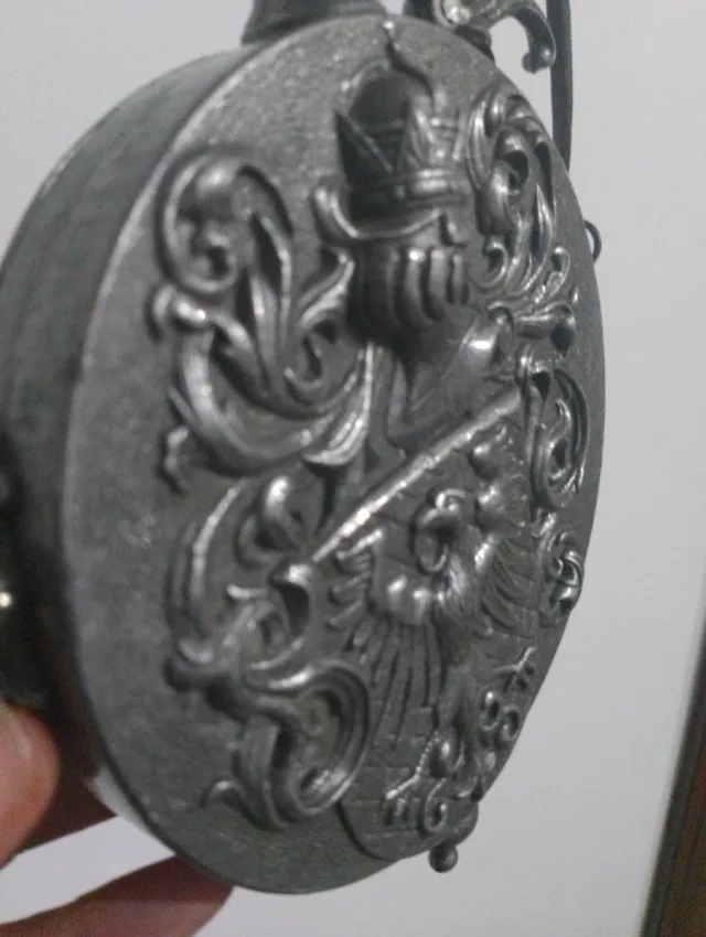 Polvorera militar peltre antigua con escudo