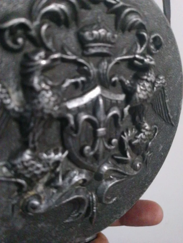 Polvorera militar peltre antigua con escudo