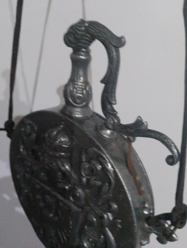 Polvorera militar peltre antigua con escudo