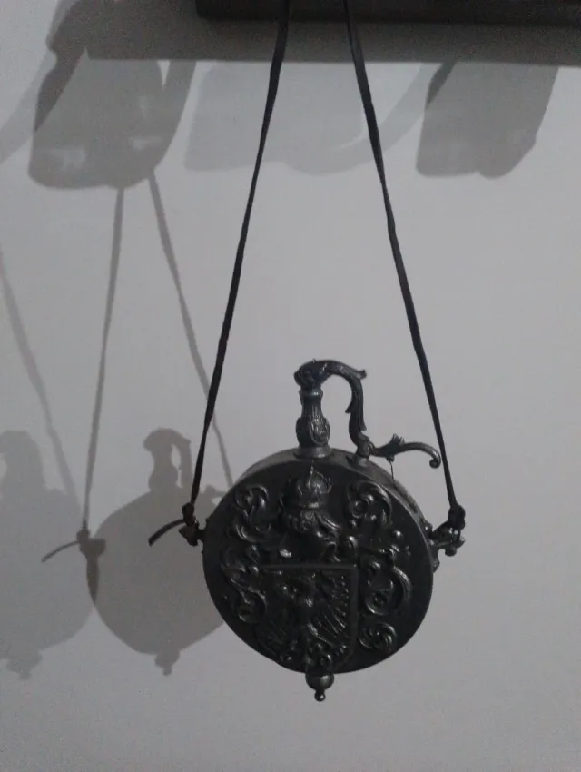 Polvorera militar peltre antigua con escudo