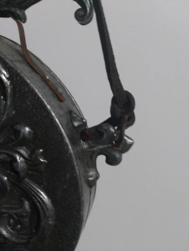 Polvorera militar peltre antigua con escudo