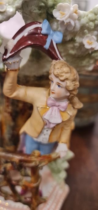 Jarrón Biscuit S. XIX Pareja Romántica