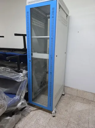 Armario Rack 42U con Puerta de Cristal