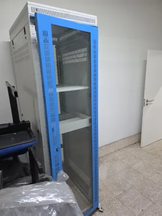 Armario Rack 42U con Puerta de Cristal