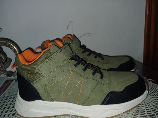 Zapatilla-bota verde sin estrenar. Numer 36