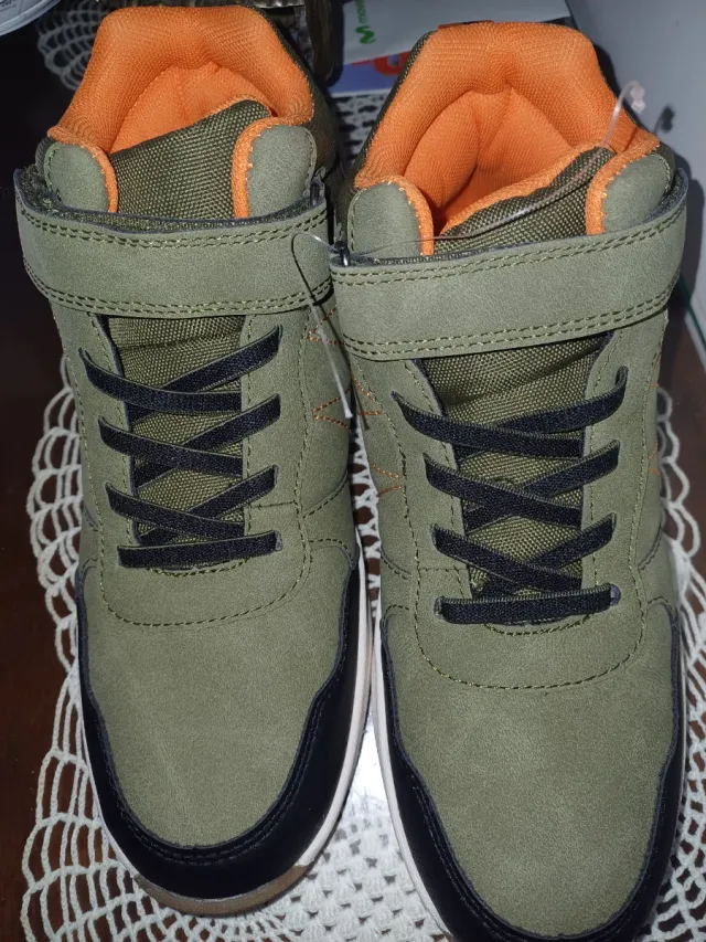 Zapatilla-bota verde sin estrenar. Numer 36