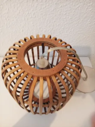 Lámpara de bambú y metal