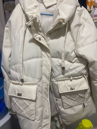 Abrigo beige con capucha