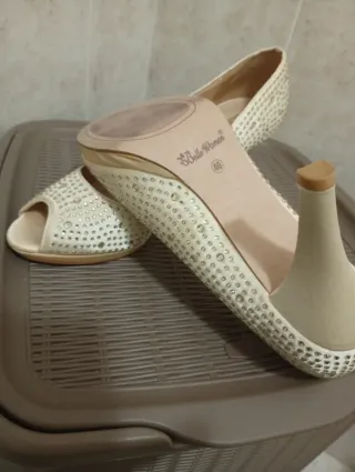 Scarpe eleganti con strass