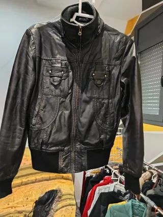 Chaqueta de cuero negra