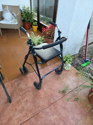 Andador con asiento para adultos