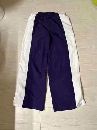 Pantalones anchos morados y blancos