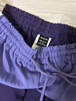 Pantalones anchos morados y blancos