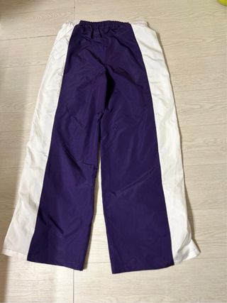 Pantalones anchos morados y blancos