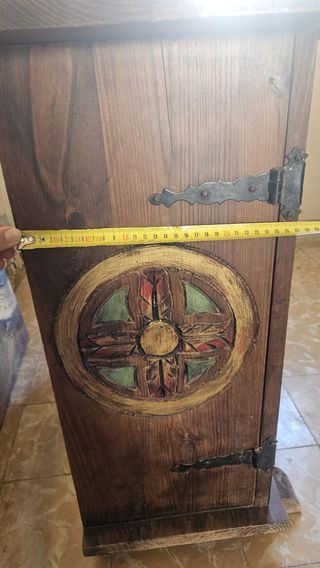 Mueble artesanal tallado en madera