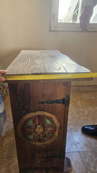 Mueble artesanal tallado en madera