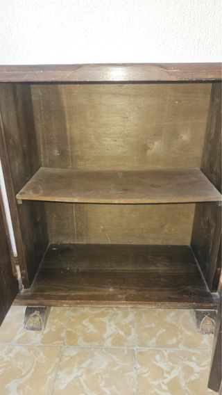 Mueble artesanal tallado en madera