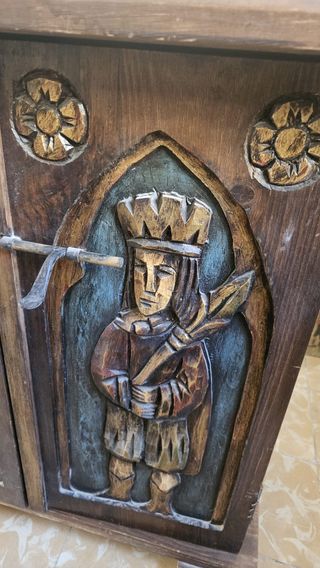 Mueble artesanal tallado en madera