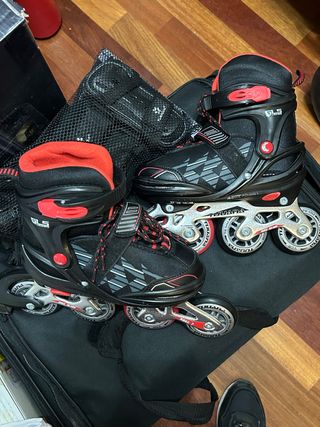Patines en línea negros y rojos