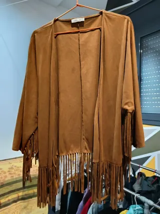 Chaqueta estilo boho con flecos