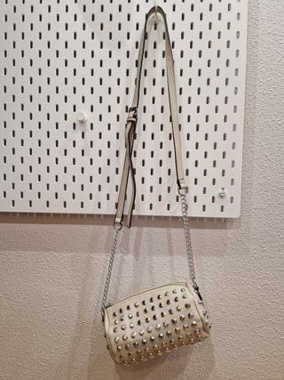 Bolsito bandolera beige con tachuelas