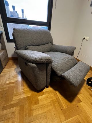 Sofá reclinable de tela gris