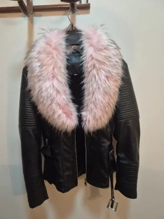 Chaqueta polipiel negra con cuello rosa Talla L