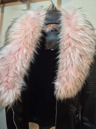 Chaqueta polipiel negra con cuello rosa Talla L