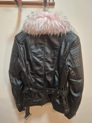 Chaqueta polipiel negra con cuello rosa Talla L