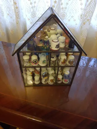 Vitrina de madera y cristal para dedales