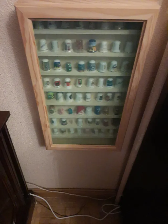 Vitrina de madera y cristal para dedales