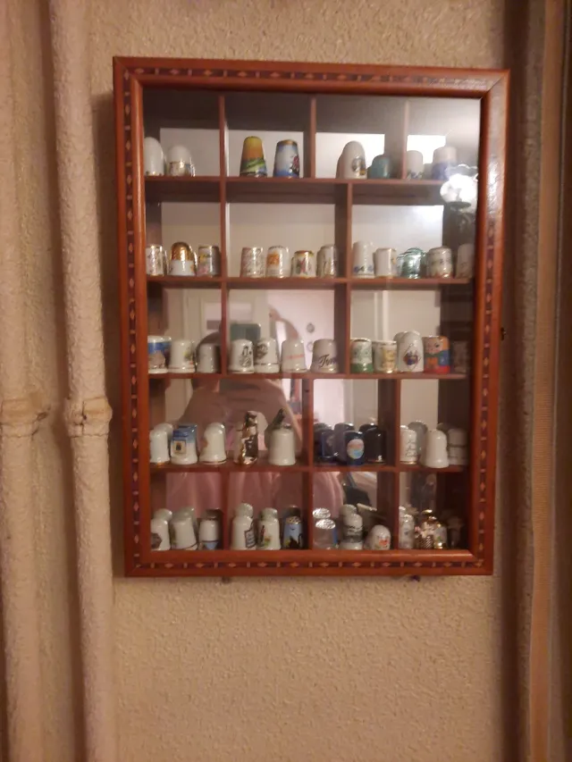 Vitrina de madera y cristal para dedales