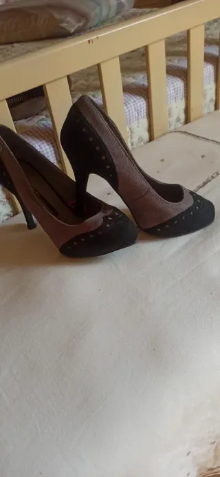 Zapatos de salón tacón negros y marrones
