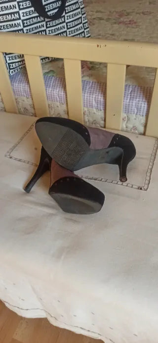 Zapatos de salón tacón negros y marrones