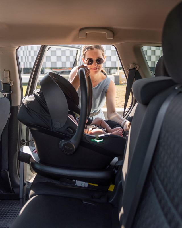 Offerta. Set: gruppo 0+ con base. Nuovo