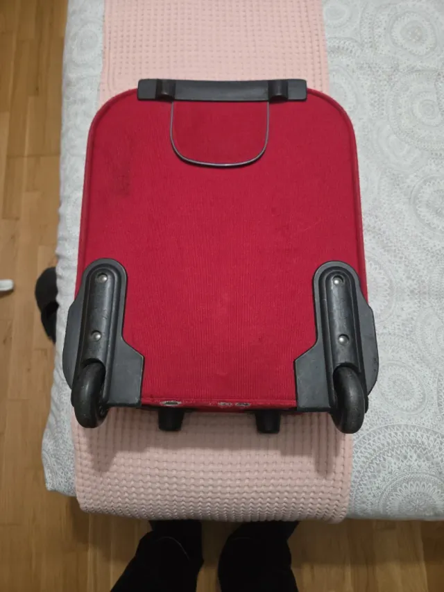 Maleta de viaje roja