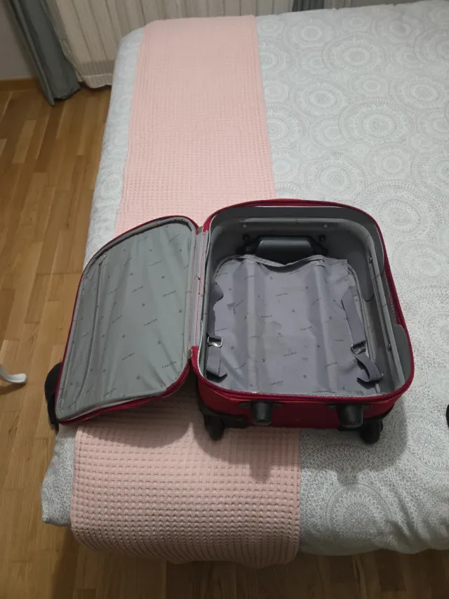 Maleta de viaje roja
