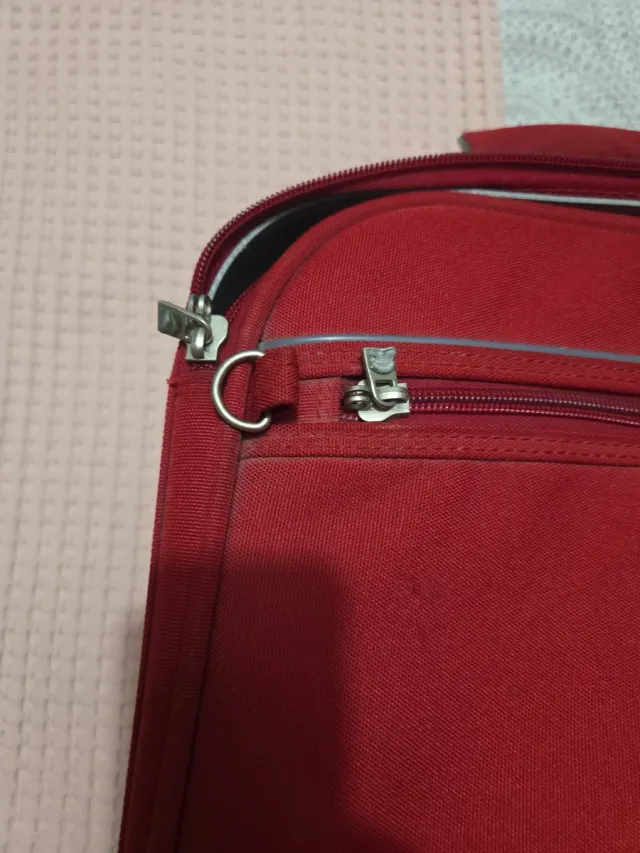 Maleta de viaje roja