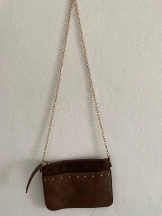 Bolso marrón con cadena dorada