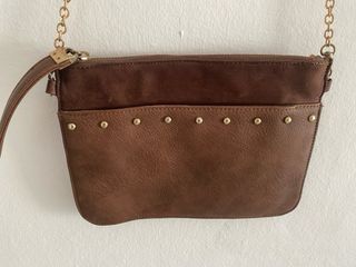 Bolso marrón con cadena dorada