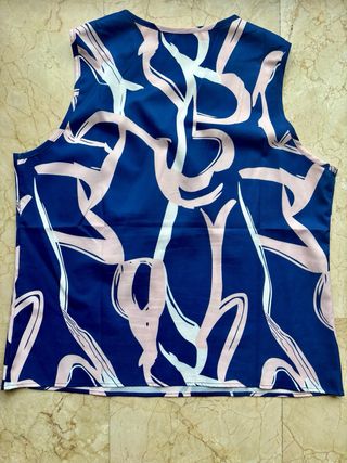 Blusa sin mangas estampada