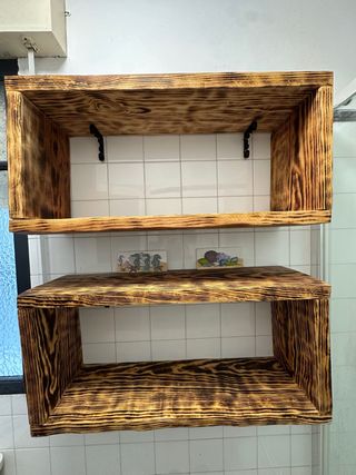 Estantería de madera rústica