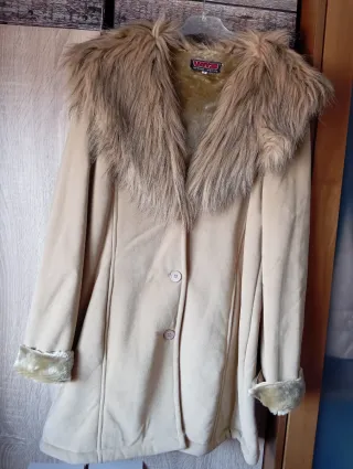 Abrigo ante beige con cuello de pelo