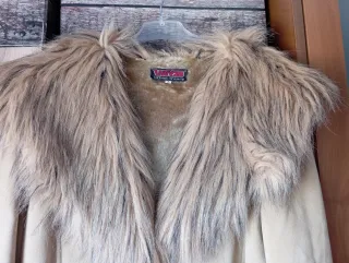 Abrigo ante beige con cuello de pelo