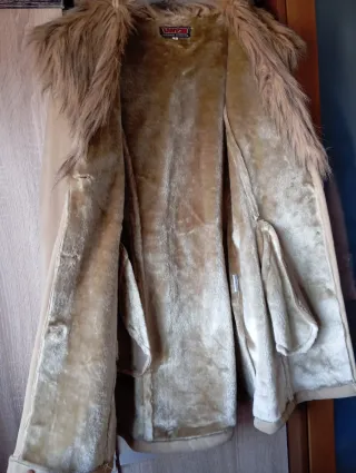 Abrigo ante beige con cuello de pelo