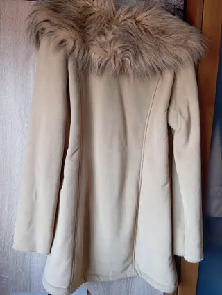 Abrigo ante beige con cuello de pelo